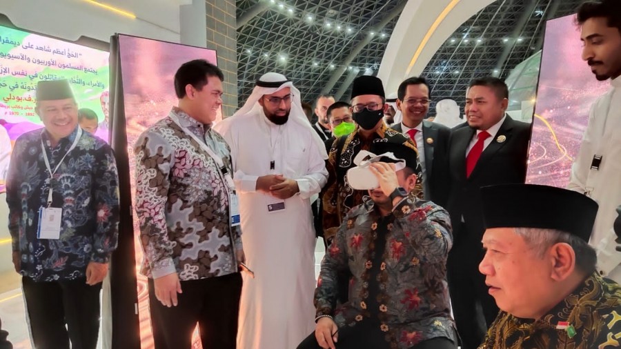 Menag Coba Layanan Manasik Metaverse di Pameran Haji dan Umrah