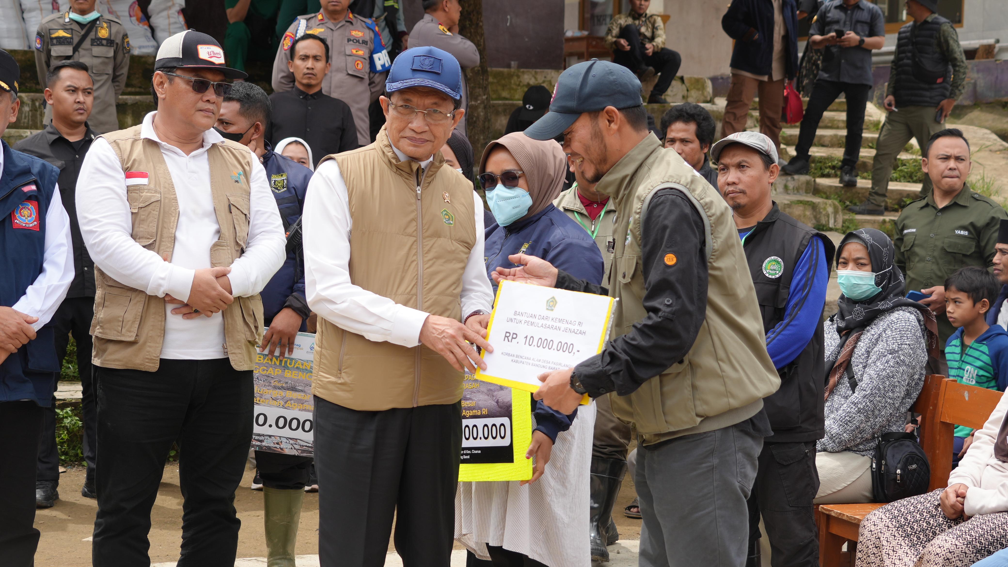 Menag Salurkan Bantuan Rp596 Juta untuk Madrasah, Guru, dan Siswa Terdampak Longsor Cisarua